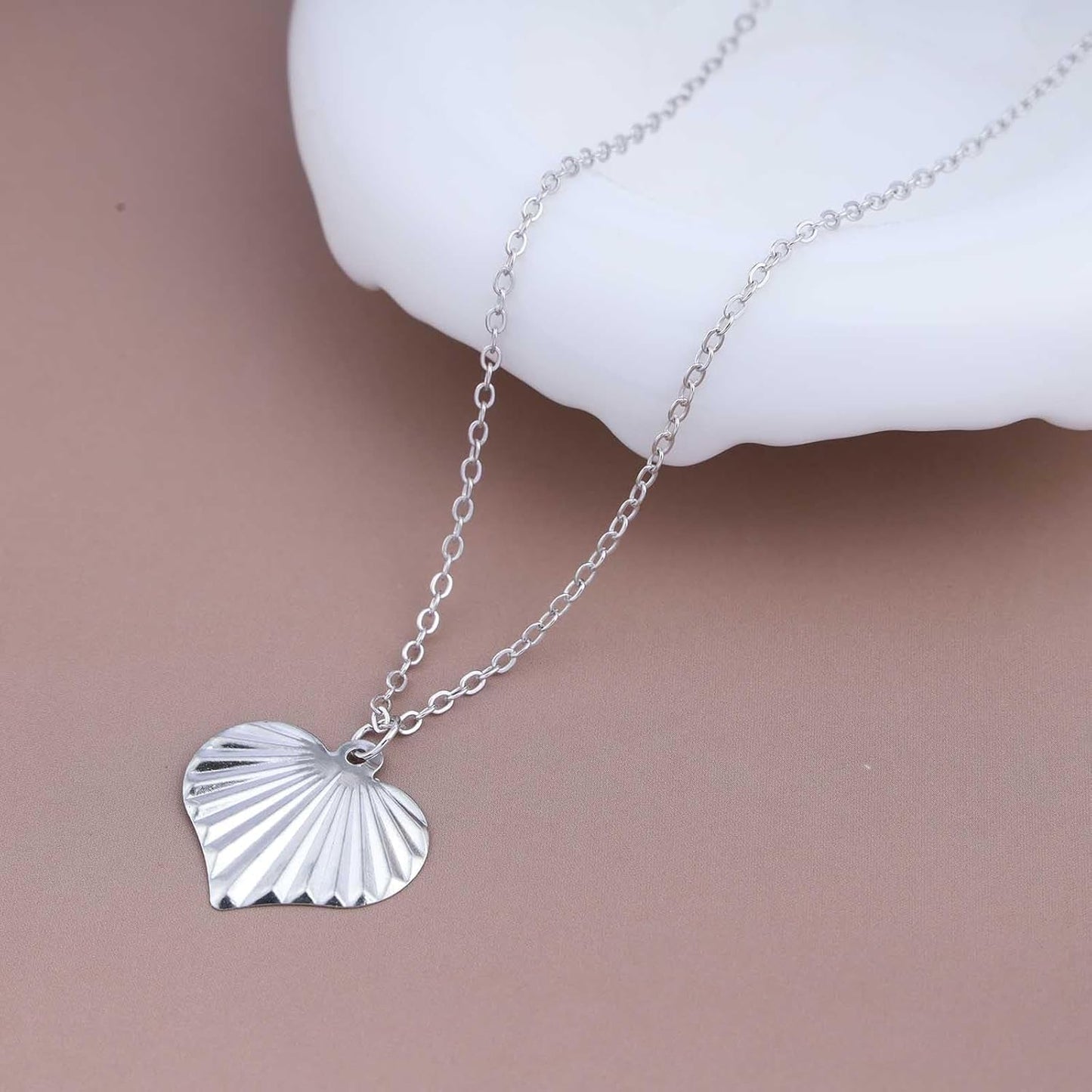 Boho Heart Pendant Necklace Gold Heart Necklace Vintage Heart Love Pendant Necklace Textured Heart Chain Necklace Minimalist Heart Charm Necklace Jewelry for Women and Girls